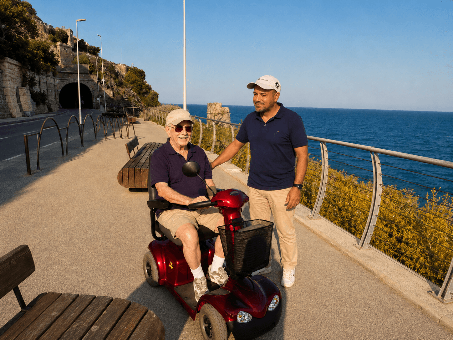 Davide Turrisi di BlueWay Mobility Imperia durante un accompagnamento con scooter elettrico