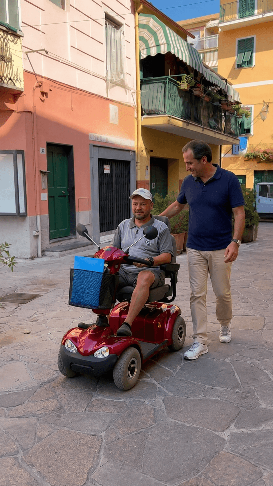 Persona su scooter elettrico BlueWay Mobility nel centro storico di Imperia