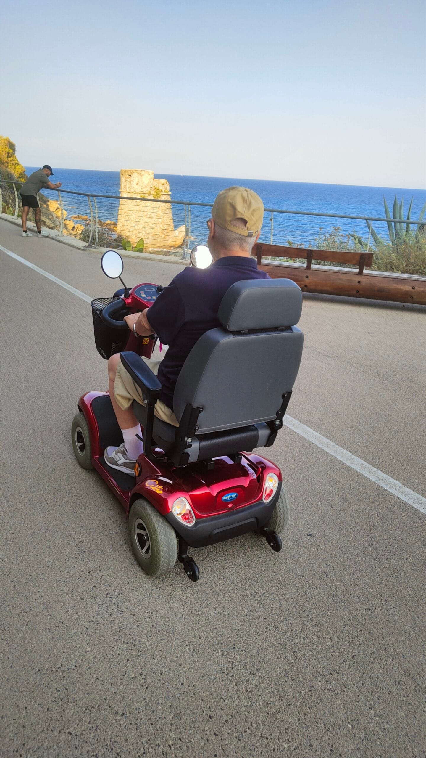 Scooter elettrico BlueWay Mobility lungo la pista ciclabile di Imperia