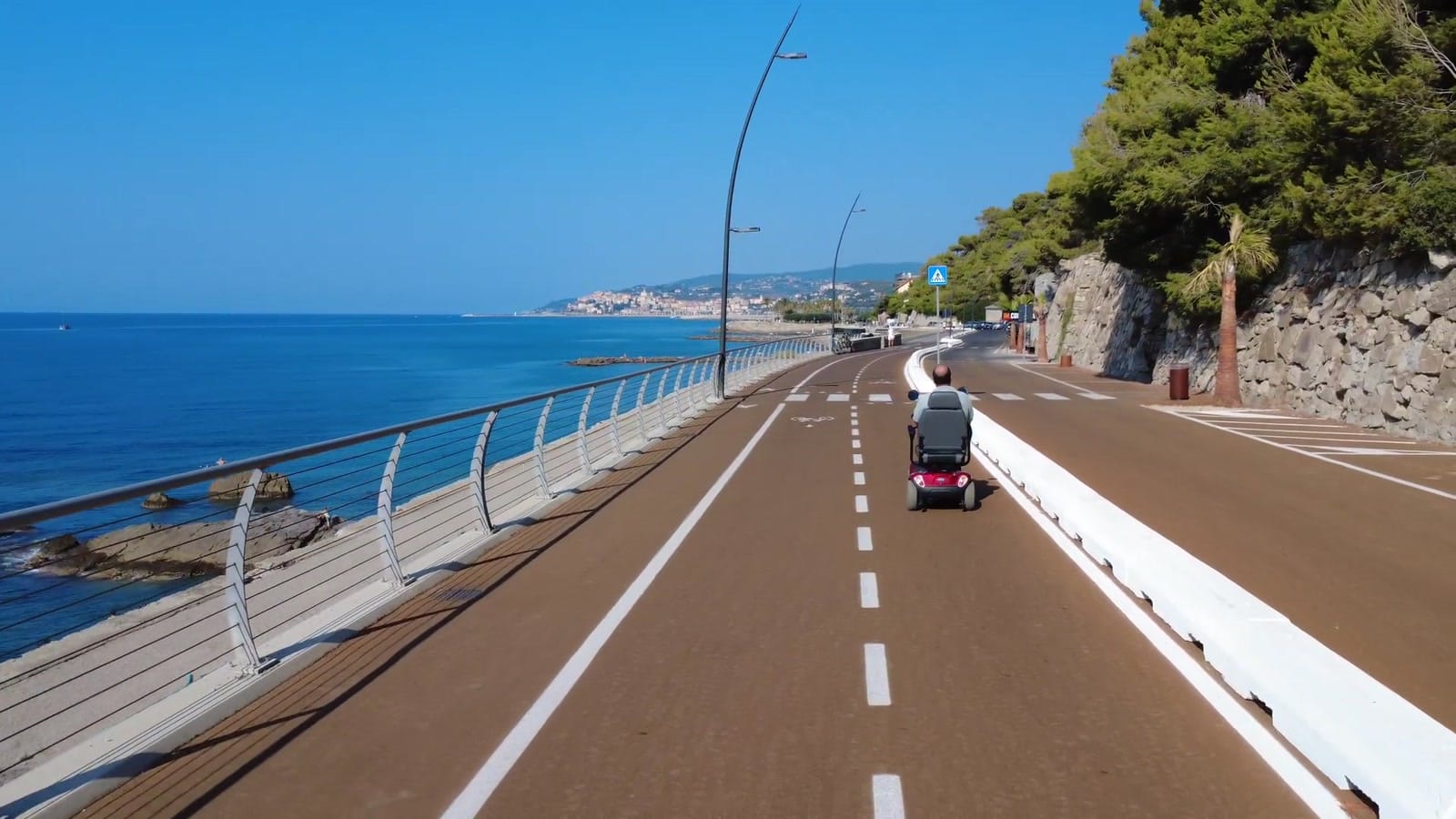 La pista ciclabile della Riviera dei Fiori lungo il mare