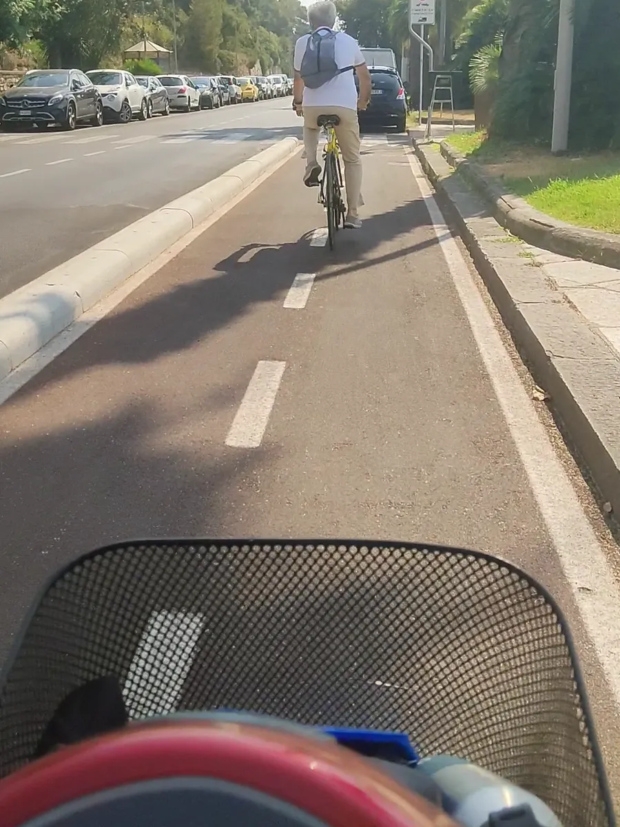 La pista ciclabile della Riviera dei Fiori vista dal manubrio di uno scooter per la mobilità