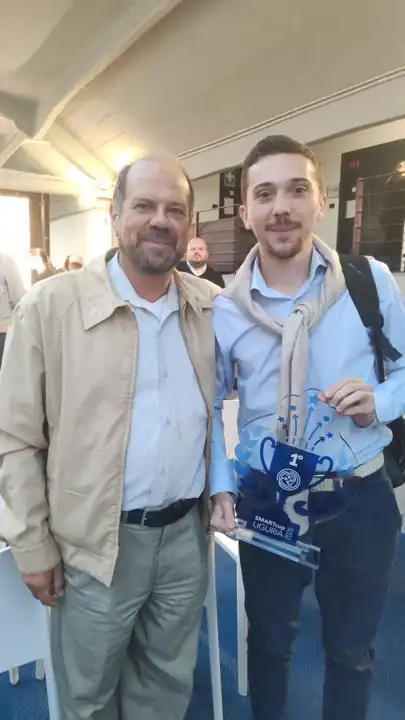 Davide Turrisi di BlueWay Mobility con il vincitore del primo premio di SMARTcup Liguria 2026